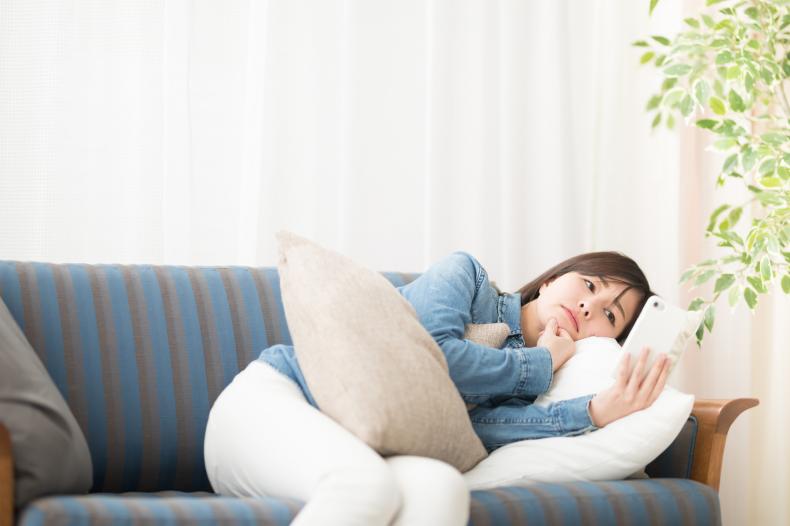 家族や友人に「内緒」で働かなくてはならない